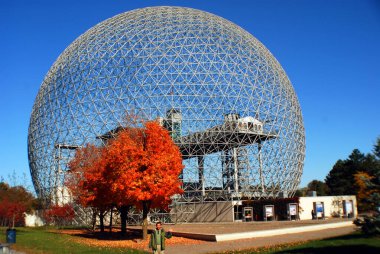 MONTREAL, CANADA - OCT. 03 2014: Biyosfer, Montreal 'de sonbaharda çevreye adanmış bir müzedir. Parc Jean-Drapeau 'da, ABD' nin eski pavyonunda yer almaktadır.