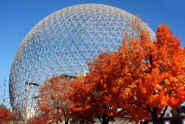 MONTREAL, CANADA - OCT. 03 2014: Biyosfer, Montreal 'de sonbaharda çevreye adanmış bir müzedir. Parc Jean-Drapeau 'da, ABD' nin eski pavyonunda yer almaktadır.
