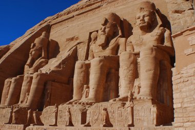 Kral 2. Ramses 'in Ebu Simbel Tapınağı. Eski Mısır' da firavun sanatlarının ve binaların başyapıtı.