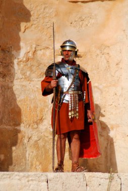 25 Kasım 2009 'da Ürdünlü asker, Ürdün' ün başkenti Jerash 'ta bir Roma ordusunun canlandırma gösterisi sırasında Romalı asker gibi giyinmişti.
