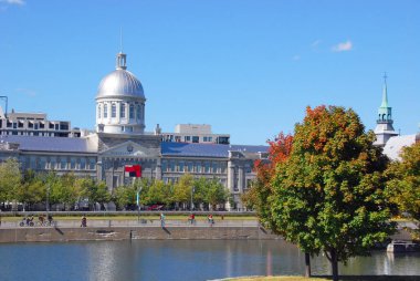 MONTREAL, QUEBEC, CANADA - 10 2010: Arka planda eski Montreal ile Parc Jean Drapeau 'dan sonbahar manzarası   
