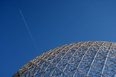 MONTREAL, CANADA - OCT. 03 2014: Biyosfer, Montreal 'de sonbaharda çevreye adanmış bir müzedir. Parc Jean-Drapeau 'da, ABD' nin eski pavyonunda yer almaktadır.