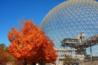 MONTREAL, CANADA - OCT. 03 2014: Biyosfer, Montreal 'de sonbaharda çevreye adanmış bir müzedir. Parc Jean-Drapeau 'da, ABD' nin eski pavyonunda yer almaktadır.