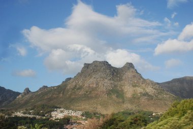 Table Mountain, Güney Afrika 'da Cape Town' a tepeden bakan düz tepeli bir dağdır ve Cape Town Bayrağı ve diğer yerel hükümet simgelerinde yer almaktadır.