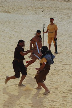 JERASH, JORDAN - 25 Kasım 2009 'da Ürdün' ün başkenti Jerash 'ta bir Roma ordusunun canlandırma gösterisi sırasında Ürdünlü erkekler Romalı asker gibi giyindiler.