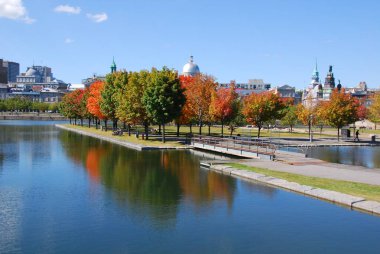 MONTREAL, QUEBEC, CANADA - 10 2010: Arka planda eski Montreal ile Parc Jean Drapeau 'dan sonbahar manzarası 