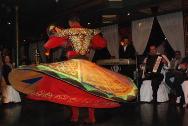 CAIRO, EGYPT - 19 Kasım 2009 'da Tanoura dansçısı Mısır lokanta teknesi, Kahire, Mısır' da sahne alır. Dans Sufi 'nin dönüşüne benzer..