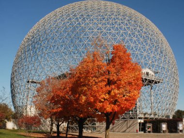 MONTREAL, CANADA - OCT. 03 2014: Biyosfer, Montreal 'de sonbaharda çevreye adanmış bir müzedir. Parc Jean-Drapeau 'da, ABD' nin eski pavyonunda yer almaktadır.