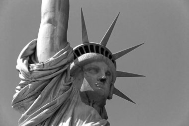 NEW YORK USA - 27 Ekim 2013 'te New York, New York' ta Özgürlük Heykeli. Özgürlük Anıtı, 1886 'da Fransa halkından Birleşik Devletler' e bir hediyeydi..