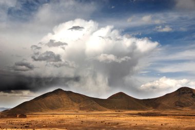 Peru 'daki kırsal dağ manzarası. 