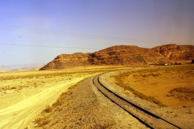 Güneşli bir günde çölde demiryolu