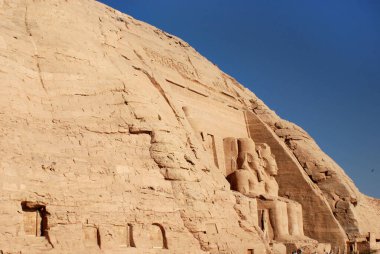 Abu Simbel tapınakları Sudan sınırına yakın iki büyük kaya tapınağıdır. Kompleks, 