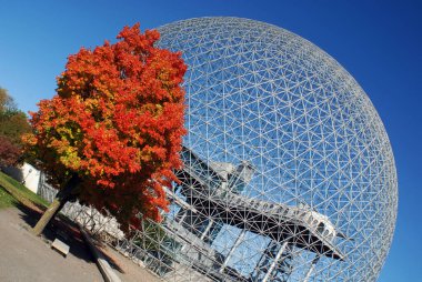 MONTREAL, CANADA - OCT. 03 2014: Biyosfer, Montreal 'de sonbaharda çevreye adanmış bir müzedir. Parc Jean-Drapeau 'da, ABD' nin eski pavyonunda yer almaktadır.