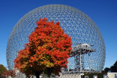 MONTREAL, CANADA - OCT. 03 2014: Biyosfer, Montreal 'de sonbaharda çevreye adanmış bir müzedir. Parc Jean-Drapeau 'da, ABD' nin eski pavyonunda yer almaktadır.