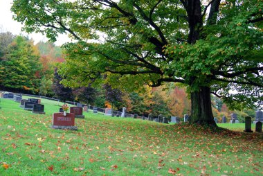 Bromont, Kanada 'da sonbahar mevsiminde mezarlık