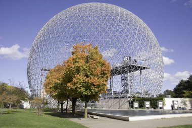 MONTREAL QUEBEC CANADA - 10 2010 Sonbaharda Montreal Biyosfer adı verilen jeodezik kubbe. Suya ve çevreye adanmış bu müze Parc Jean-Drapeau 'da yer almaktadır..