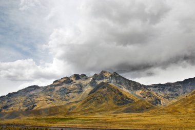 Peru 'nun güneyindeki And Dağları' nın manzarası 