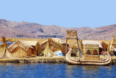 Titicaca Gölü sazlık tekneleri ve botları, bataklık kanoları ve diğer sallarla birlikte bilinen en eski tekne türleri arasındadır. Genellikle geleneksel balıkçı tekneleri olarak kullanılır.. 