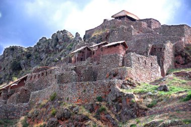 Peru 'daki Machu Picchu yolu boyunca Winay Wayna' nın İnka harabeleri ve terasları