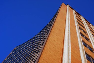 Şehrin en modern binası.