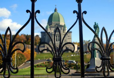 MONTREAL CANADA - Ekim 04: Saint Joseph 's Oratory of Mount Royal, Kanada' nın Quebec kentinin Montreal şehrinde 4 Ekim 2011 tarihinde Royal Dağı 'nın batı yamacında kurulmuş Roma Katolik bazilikası..