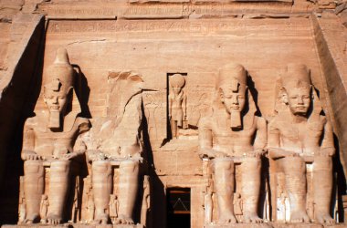 ABU SIMBEL - 11: 25 2008: Abu Simbel tapınakları Ebu Simbel 'de Nubia, Güney Mısır' da iki büyük kaya tapınağıdır. Kompleks UNESCO Dünya Mirası Alanı 'nın bir parçasıdır.