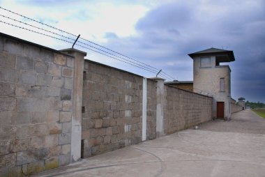 SACHSENHAUSEN ORANIENBURG, GERMANY - 05: 05 21 10: Sachsenhausen Nazi kampında dikenli çit. Yaklaşık 200.000 kişi 1936 ve 1945 yılları arasında Sachsenhausen 'den geçmiştir..   