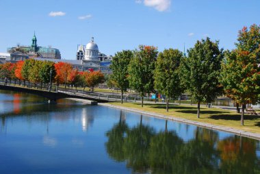 MONTREAL, QUEBEC, CANADA - 10 2010: Arka planda eski Montreal ile Parc Jean Drapeau 'dan sonbahar manzarası