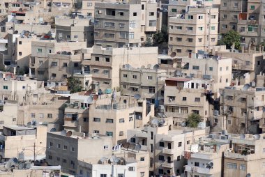 AMMAN JORDAN - 08 27 2009: Amman Ürdün 'ün başkenti ve en büyük şehridir. Ülkenin siyasi kültürel ve ticari merkezidir ve dünyada sürekli olarak en eski yerleşim merkezlerinden biridir.