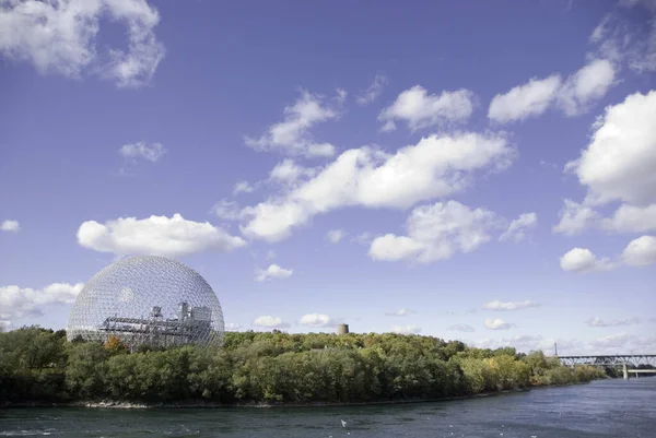 Montreal Quebec Canada 2010 称为蒙特利尔生物圈的大地测量穹顶 这个博物馆的主题是水与环境 座落在让 德拉博公园 — 图库照片