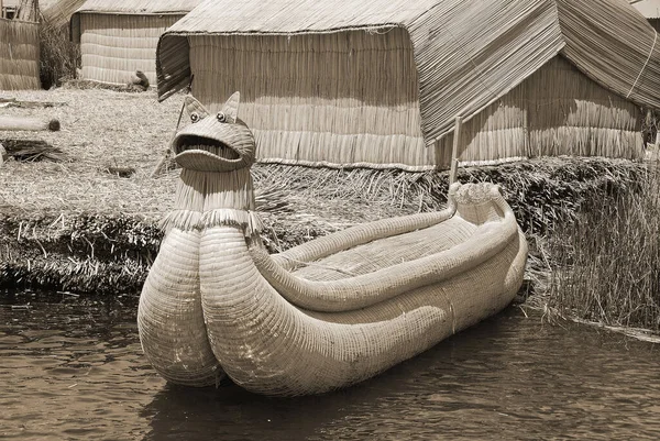 Los Botes Balsas Del Lago Titicaca Junto Con Las Canoas — Foto de Stock