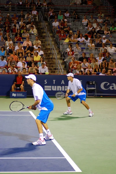蒙特利尔 8月5日 2009年8月12日在加拿大蒙特利尔举行的蒙特利尔罗杰斯杯足球赛上 孪生兄弟罗伯特 布莱恩和迈克尔 布莱恩在赛场上亮相 孪生兄弟是美国职业网球选手 — 图库照片