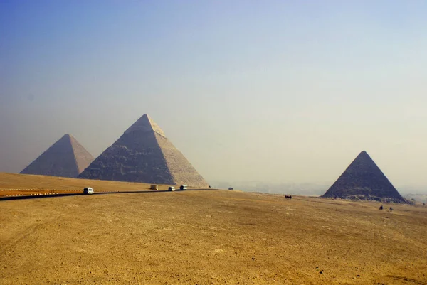 カイロEgypt ギザの大ピラミッドクフのピラミッドやチョップのピラミッドとしても知られているギザのピラミッドの3つのピラミッドの中で最も古く 最大です — ストック写真