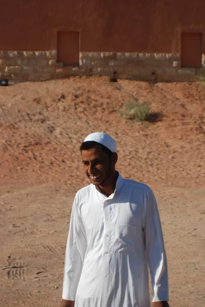 Uomo Arabo Abiti Tradizionali Nel Deserto — Foto Stock