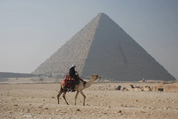 Giza Egypt Jednotná Turistická Policie Hlídá Velkou Pyramidu Gíze Kufu — Stock fotografie