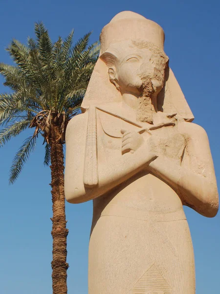 Estatua Dios Egipcio Cielo Fondo —  Fotos de Stock