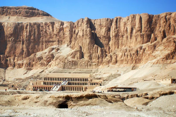 Templo Mortuorio Reina Hatshepsut Encuentra Debajo Los Acantilados Deir Bahari — Foto de Stock