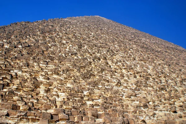 カイロEgypt ギザの大ピラミッドクフのピラミッドやチョップのピラミッドとしても知られているギザのピラミッドの3つのピラミッドの中で最も古く 最大です — ストック写真