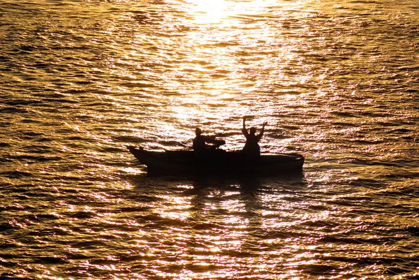 Silueta Pescador Beduino Egipcio Tradicional Bote Remos Río Nilo Atardecer — Foto de Stock