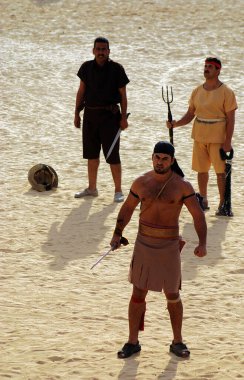 JERASH, JORDAN - 25 Kasım 2009 'da Ürdün' ün başkenti Jerash 'ta bir Roma ordusunun canlandırma gösterisi sırasında Ürdünlü erkekler Romalı asker gibi giyindiler.