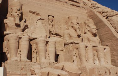 ABU SIMBEL - 11: 25 2008: Abu Simbel tapınakları Ebu Simbel 'de Nubia, Güney Mısır' da iki büyük kaya tapınağıdır. Kompleks UNESCO Dünya Mirası Alanı 'nın bir parçasıdır.