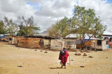 ARUSHA, TANZANIA - 20 Ekim, Arusha, Tanzanya 'daki Arusha köyünde yürüyen tanımlanamayan Masai halkı. Masailer Doğu Afrika 'da Hint Okyanusu' nun yanında Nilotik bir gruptur..