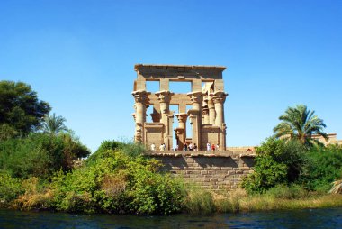 PHILEA TEMPLE, EGYPT - 23 Kasım: Kompleks UNESCO projesi sırasında 23 Kasım 2008 'de Aswan Barajı' nın inşası nedeniyle söküldü ve yakınlardaki Agilkia Adası 'na taşındı.