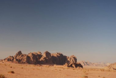 Antik Petra kasabası yakınlarındaki Ürdün çölünde panoramik manzara