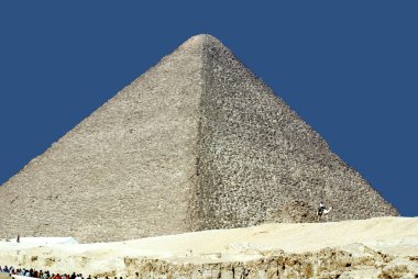 CAIRO EGYPT - 122 10: Büyük Giza Piramidi ya da Khufu Piramidi olarak da bilinen Giza Piramidi, Giza piramidinin en eski ve en büyük piramididir. 