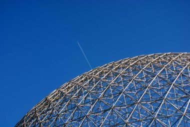 MONTREAL, CANADA - OCT. 03 2014: Biyosfer, Montreal 'de sonbaharda çevreye adanmış bir müzedir. Parc Jean-Drapeau 'da, ABD' nin eski pavyonunda yer almaktadır.