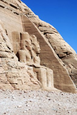 Abu Simbel tapınakları Sudan sınırına yakın iki büyük kaya tapınağıdır. Kompleks, 