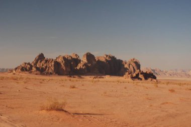 Antik Petra kasabası yakınlarındaki Ürdün çölünde panoramik manzara