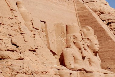 Abu Simbel tapınakları Sudan sınırına yakın iki büyük kaya tapınağıdır. Kompleks, 