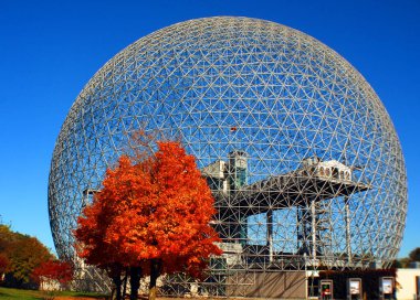 MONTREAL, CANADA - OCT. 03 2014: Biyosfer, Montreal 'de sonbaharda çevreye adanmış bir müzedir. Parc Jean-Drapeau 'da, ABD' nin eski pavyonunda yer almaktadır.